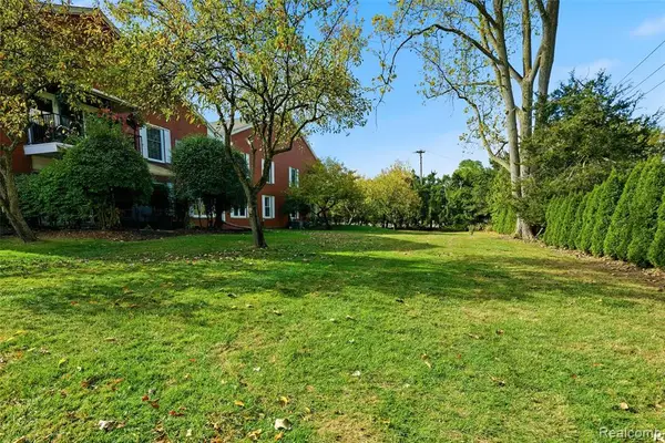 19710 13 Mile #107, Beverly Hills, MI 48025