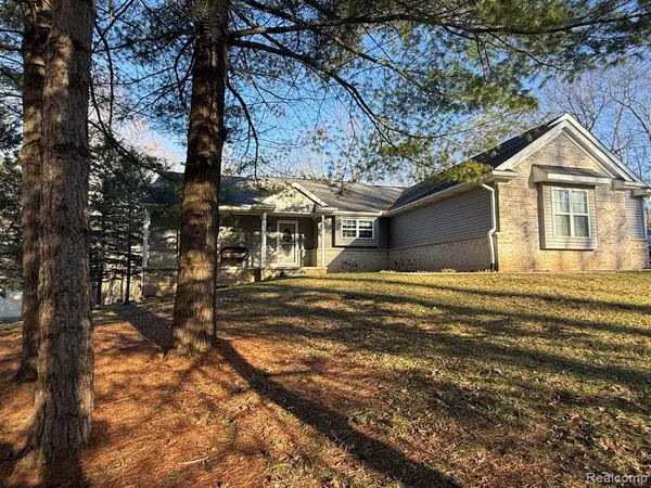 9633 Longmeadow, Fenton, MI 48430