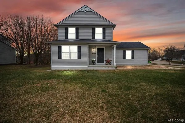 990 Waters Edge, Fenton, MI 48430