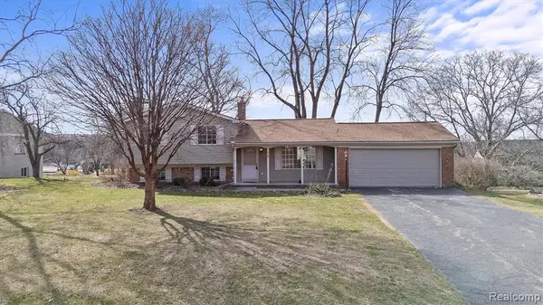 3606 Hi Lure, Lake Orion, MI 48360