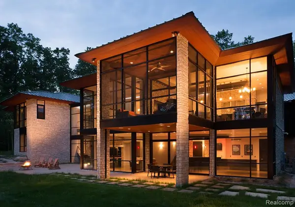 6956 Cooley Lake, White Lake, MI 48383