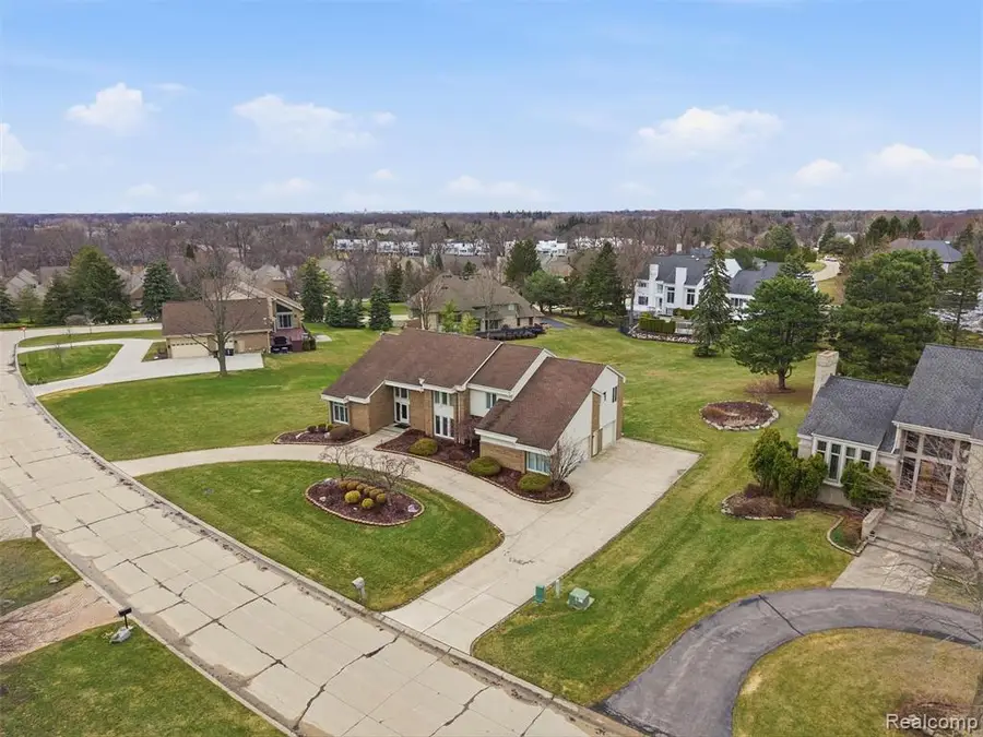 3827 Manchester, Bloomfield Hills, MI 48302 - #3