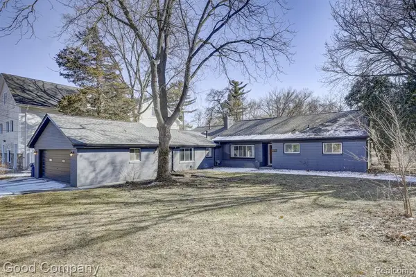 4896 Chicago, Warren, MI 48092