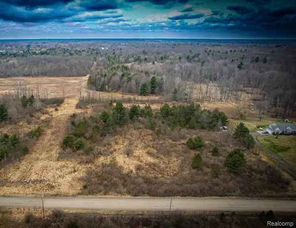 398 Pine Ridge, Saint Clair, MI 48079