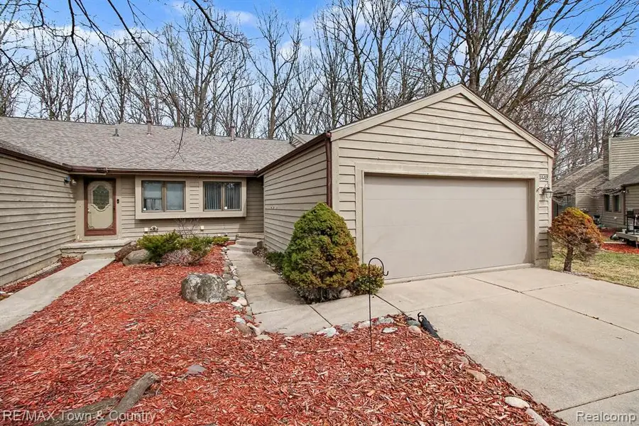 2442 Valley Oaks #35, Flint, MI 48532 - #2