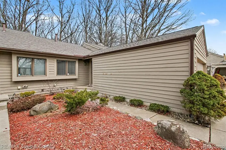 2442 Valley Oaks #35, Flint, MI 48532 - #3