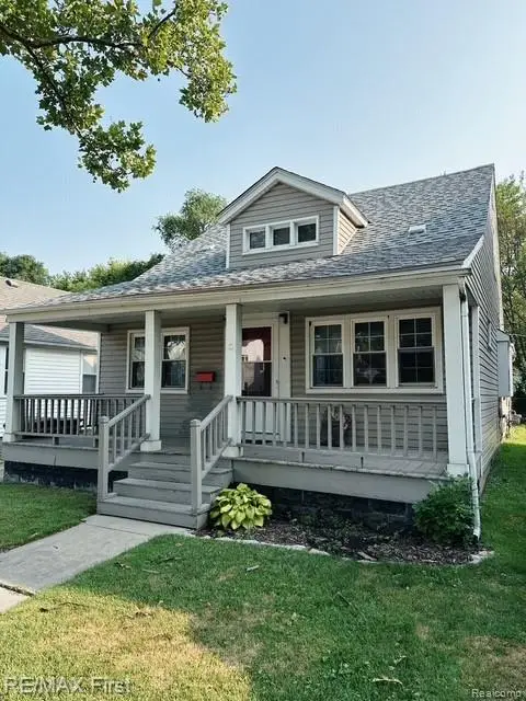 2202 Hollywood, Grosse Pointe Woods, MI 48236