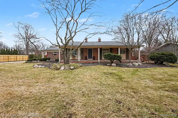 3436 Paddington, Troy, MI 48084