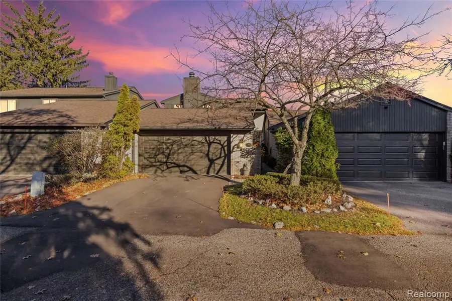 4261 Wabeek Lake, Bloomfield Hills, MI 48302 - #3