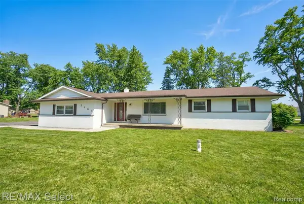 2461 N Long Lake, Fenton, MI 48430