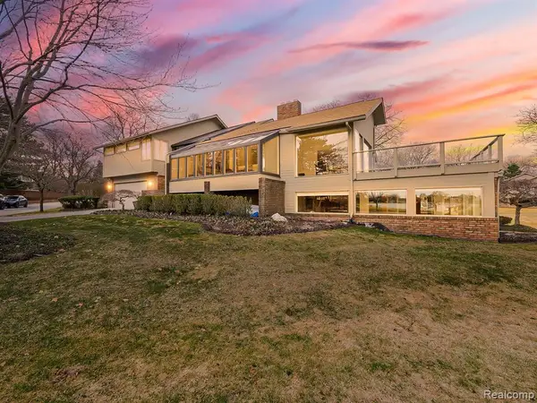 3850 Pine Harbor, West Bloomfield, MI 48323