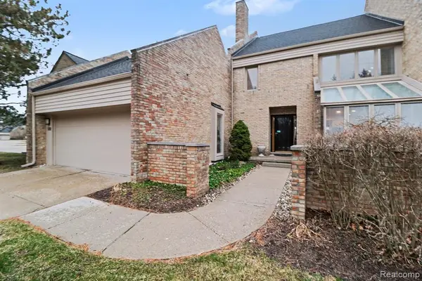 5080 Mirror Lake, West Bloomfield, MI 48323