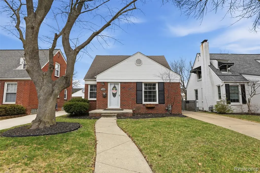 1906 Oxford, Grosse Pointe Woods, MI 48236 - #1