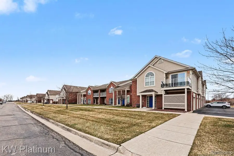 28218 S Pointe, New Baltimore, MI 48051 - #3