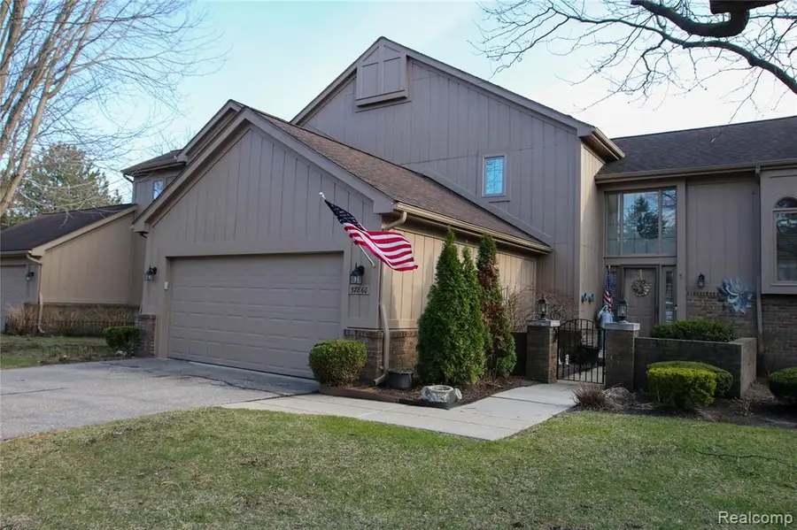 37860 N Laurel Park, Livonia, MI 48152 - #2