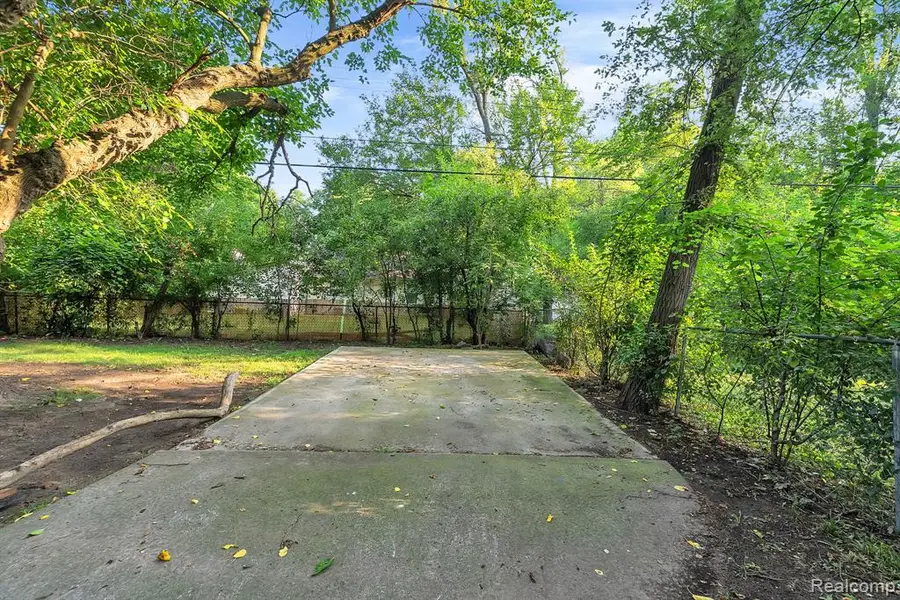 10750 Albany St, Oak Park, MI 48237 - #3