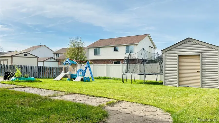 29490 Hunter St, Brownstown, MI 48183 - #2
