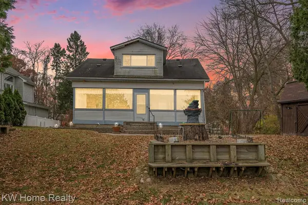 9630 Round Lake, White Lake, MI 48386