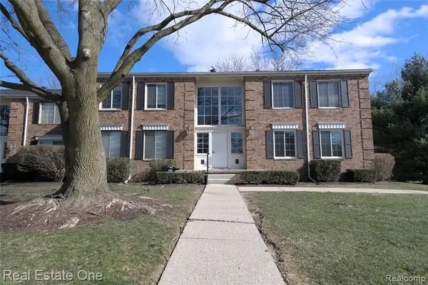 657 E Fox Hills, Bloomfield Hills, MI 48304