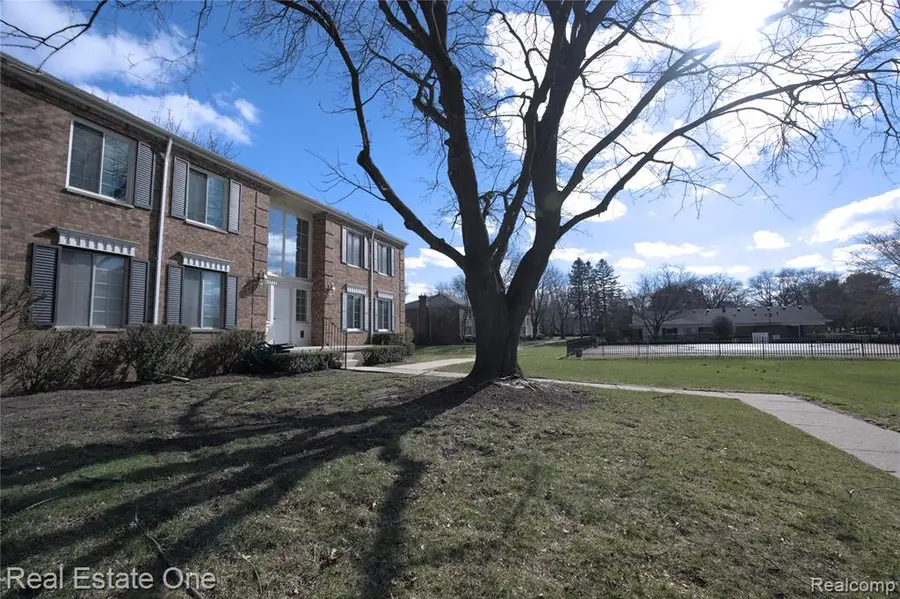 657 E Fox Hills, Bloomfield Hills, MI 48304 - #2