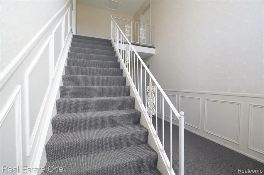 657 E Fox Hills, Bloomfield Hills, MI 48304 - #3