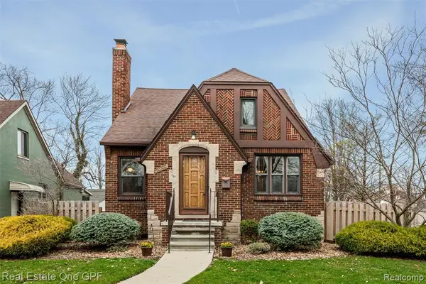 1488 Roslyn, Grosse Pointe Woods, MI 48236
