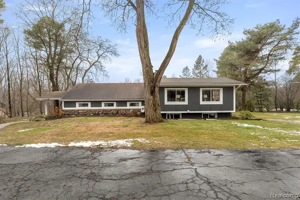 45401 W 9 Mile, Novi, MI 48374