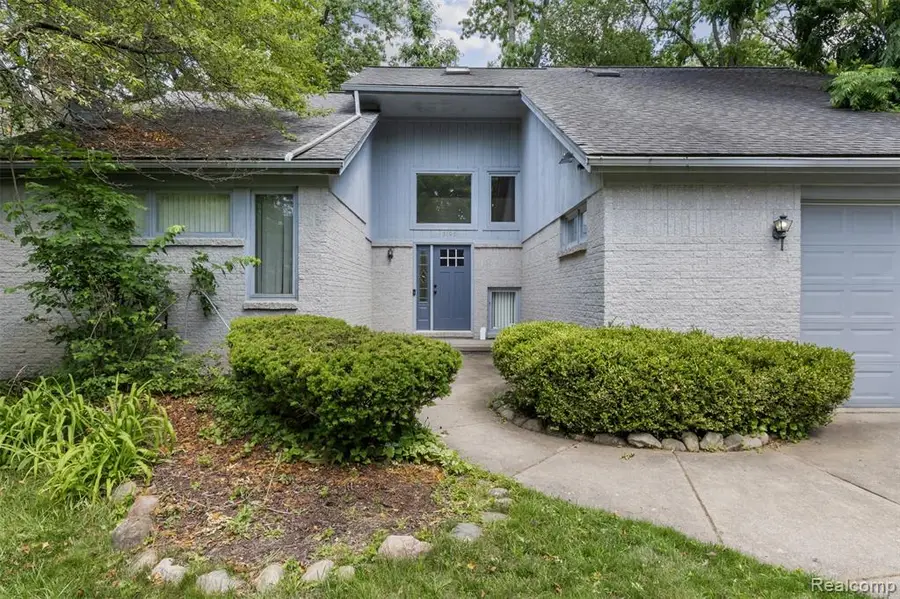 3195 Green Oaks, West Bloomfield, MI 48324 - #2