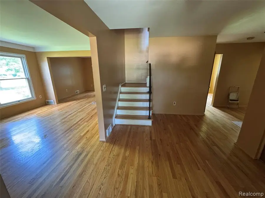 28330 Lahser Rd, Southfield, MI 48034 - #2