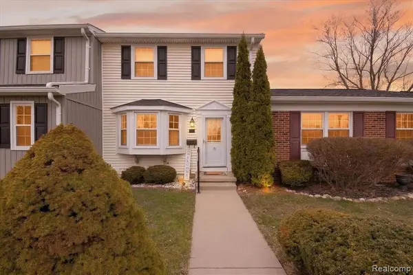 19555 Dartmouth, Northville, MI 48167