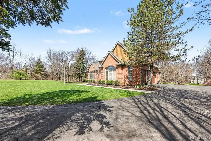 55256 Lee Rd, New Hudson, MI 48165 - #3