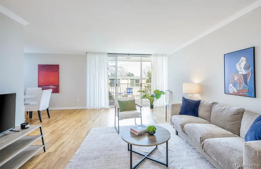 4049 W Maple #A205, Bloomfield Hills, MI 48301 - #3