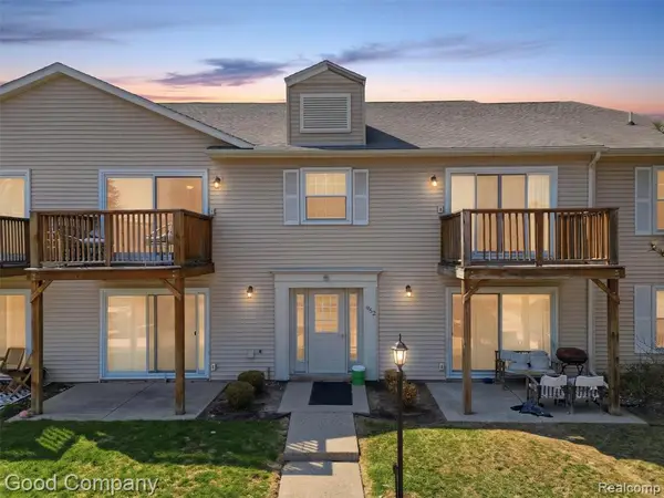 952 Bloomfield Village #D, Auburn Hills, MI 48326