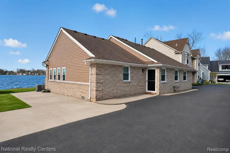 560 Black Oaks, Howell, MI 48843 - #2