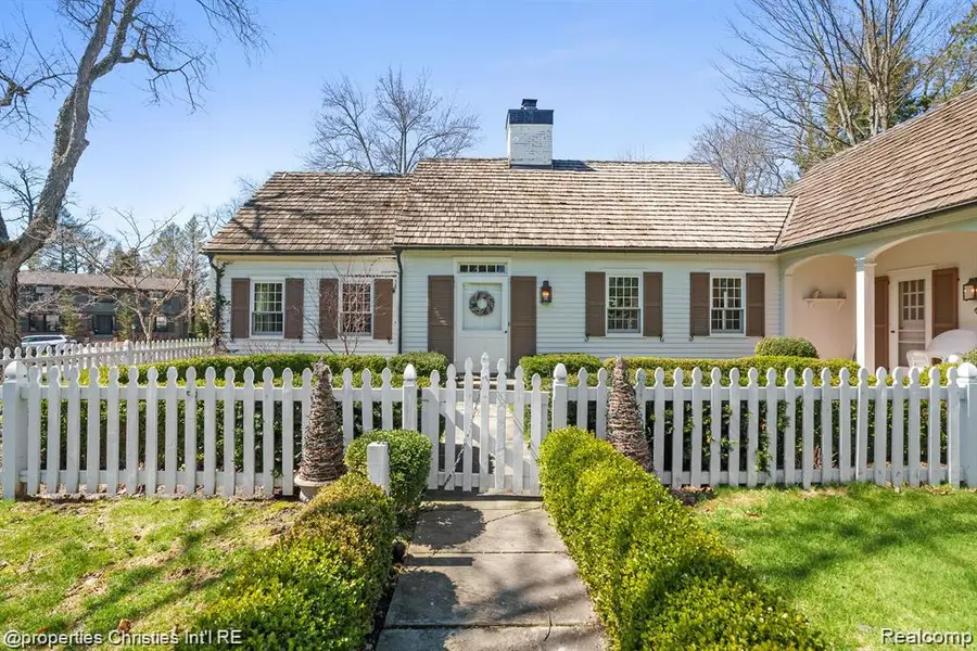 6050 W Surrey, Bloomfield Hills, MI 48301 - #2