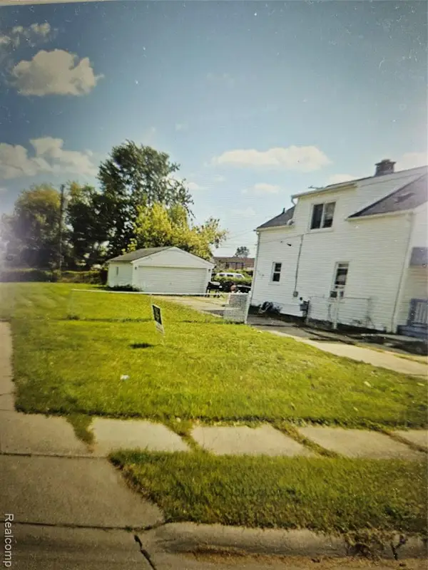 000 Pinehurst, Roseville, MI 48066