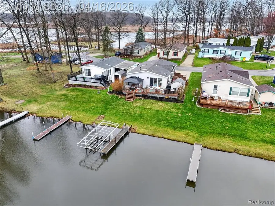 11542 Clearwater Dr, Fenton, MI 48430 - #2