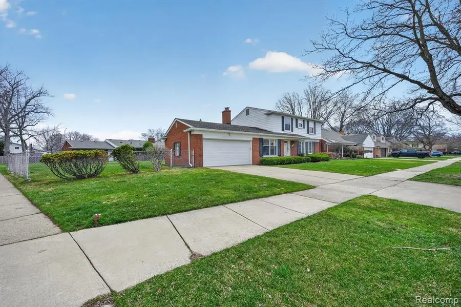 21520 Goethe Ave, Grosse Pointe Woods, MI 48236 - #2