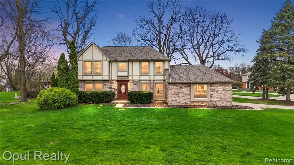 22797 Shadowglen, Farmington Hills, MI 48335 - #1