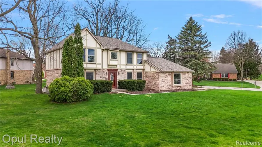 22797 Shadowglen, Farmington Hills, MI 48335 - #3