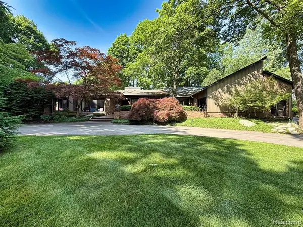275 Pine Ridge, Bloomfield Hills, MI 48304