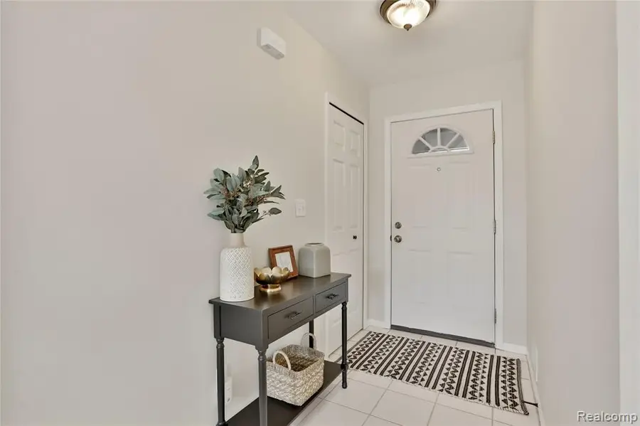 1703 Oak Squire, Howell, MI 48855 - #2