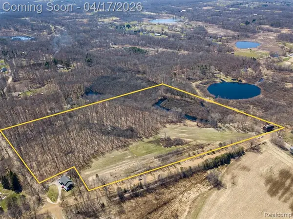 825 W Rose Center, Holly, MI 48442