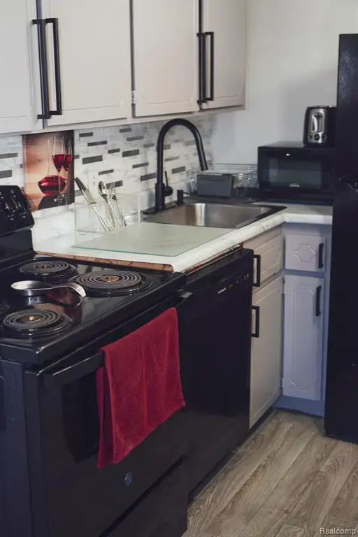 8900 E Jefferson #123, Detroit, MI 48214 - #2