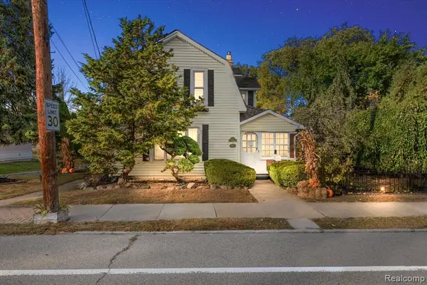 5815 Chicago, Warren, MI 48092
