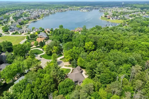 9010 Hidden, South Lyon, MI 