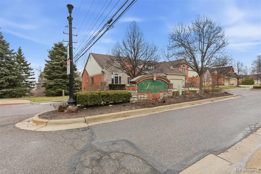 37225 Berkleigh, Farmington Hills, MI 48331 - #2