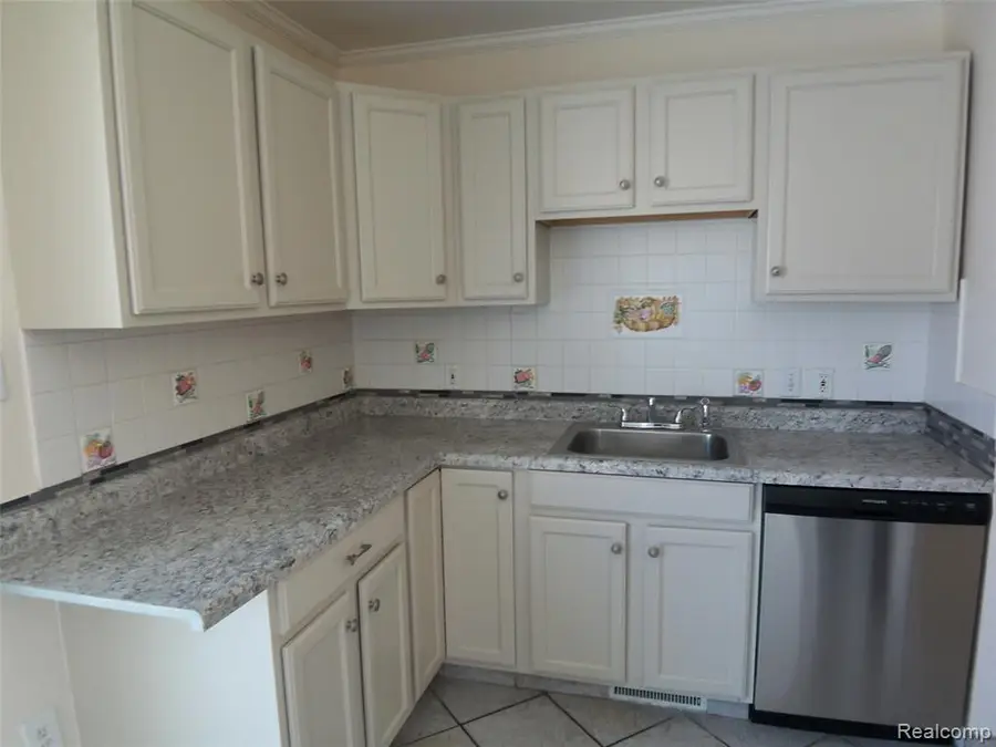 8269 Sterling, Center Line, MI 48015 - #2