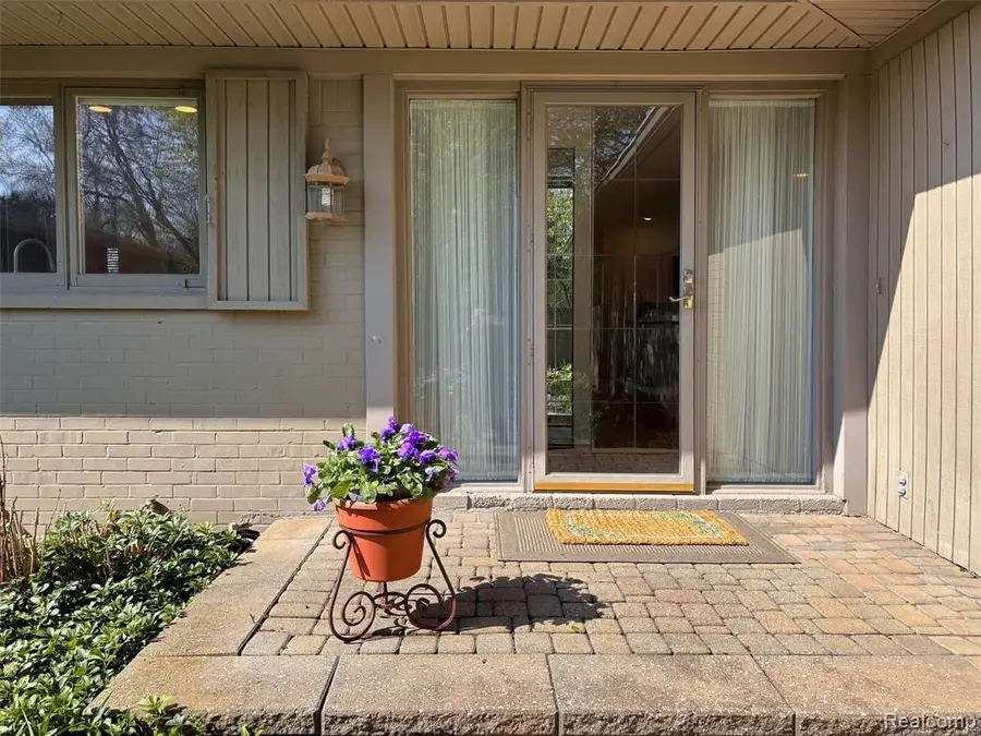 131 E Long Lake #4, Bloomfield Hills, MI 48304 - #3