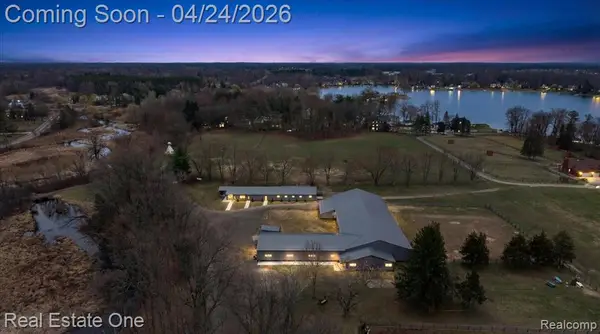 1050 Oxbow Lake, White Lake, MI 48386